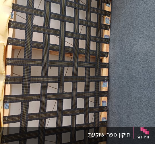 רצועות ארוגות במסגרת עץ לריפוד רהיטים